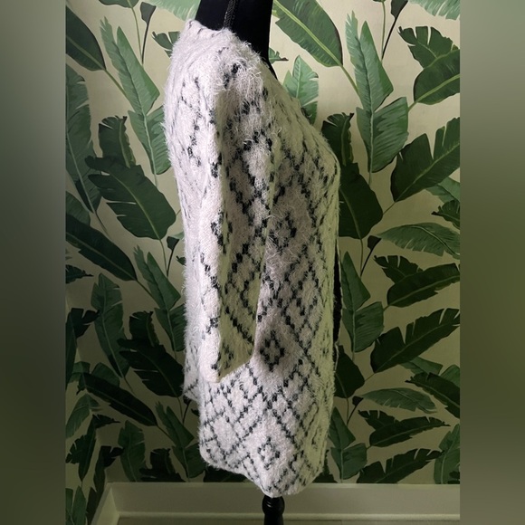 Kim Rogers White/Black Diamond Print Super fuzzy Cardigan Sweater Size PS - Picture 5 of 6